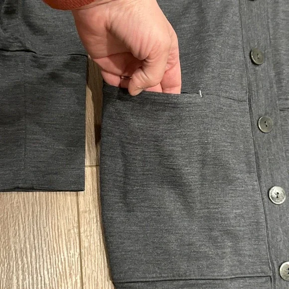 Icebreaker Women Lrg Long Button Up Cardigan Dark Gray Merino Wool Pockets EUC - Picture 3 of 13